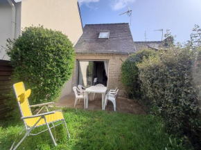 Maison cosy près de la plage de Kerfontaine, idéale pour 3 personnes avec jardin et parking - FR-1-639-113
